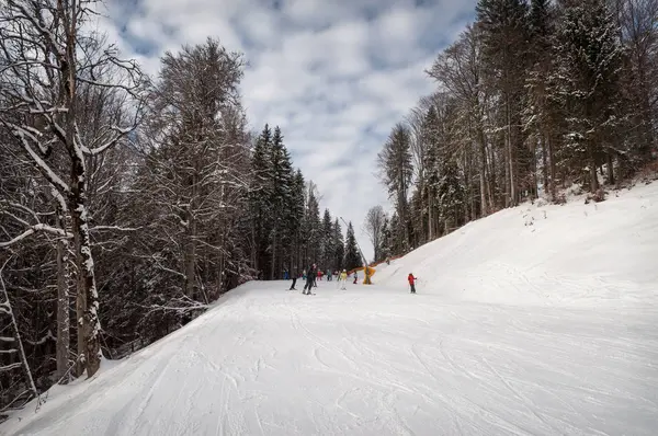 Skipiste im Skigebiet Bukovel in den Karpaten — Stockfoto