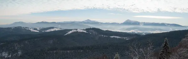 Panorama z karpatských hor v zimě — Stock fotografie