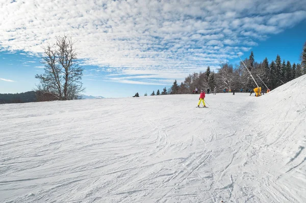 Skipiste im Skigebiet Bukovel in den Karpaten — Stockfoto