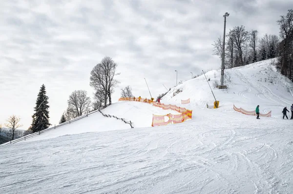 Skipiste im Skigebiet Bukovel in den Karpaten — Stockfoto