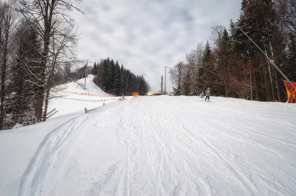 Skipiste im Skigebiet Bukovel in den Karpaten — Stockfoto