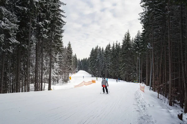 Narty zjazdowe w ośrodku Bukovel w Karpatach — Zdjęcie stockowe