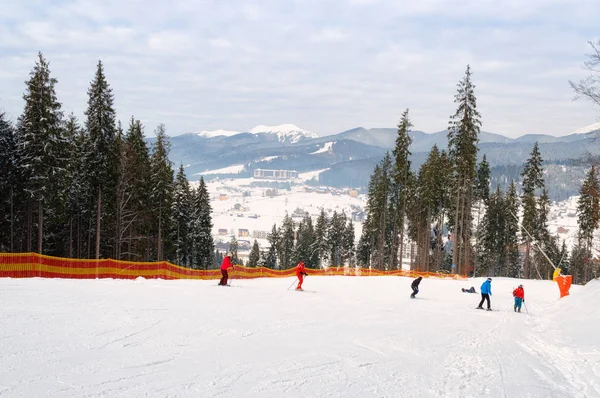 Skipiste im Skigebiet Bukovel in den Karpaten — Stockfoto