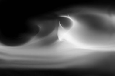 Duman hareketi, siyah arkaplanda soyut beyaz duman.