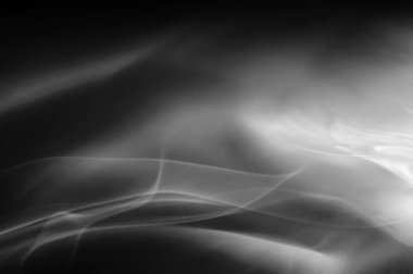 Duman hareketi, siyah arkaplanda soyut beyaz duman.