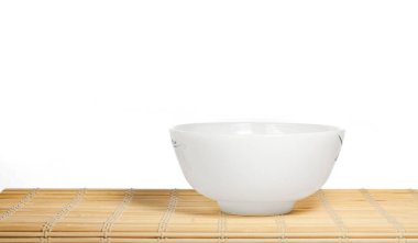 Bambudaki beyaz çanak çömlek.
