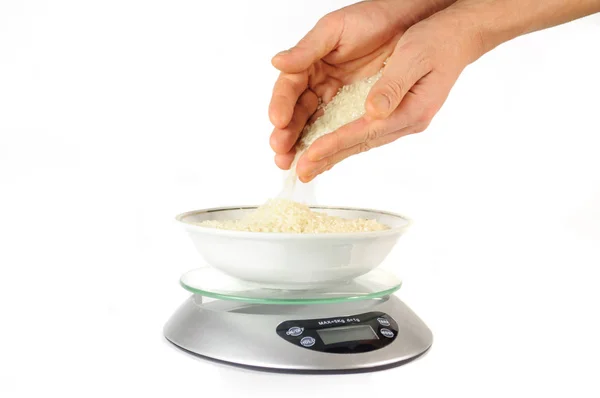 Рис ручной работы для взвешивания электронных кухонных весов — стоковое фото