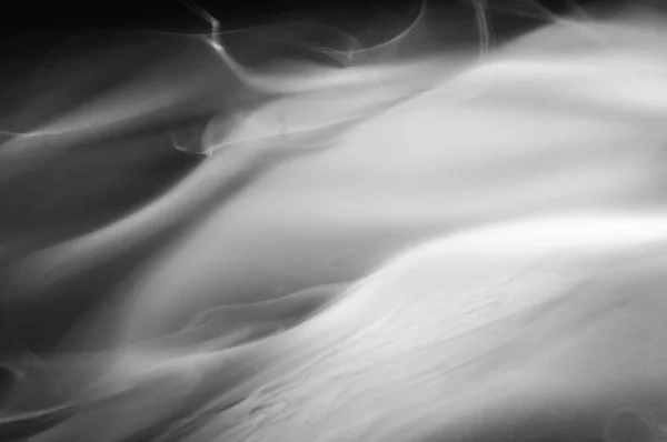 煙の動き,黒の背景に抽象的な白い煙. — ストック写真