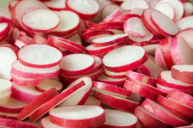 Kırmızı turp dilimlenmiş bir plaka üzerinde. Doku