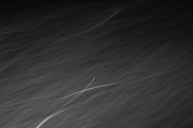 Beyaz parlak çizgiler ile koyu arka plan