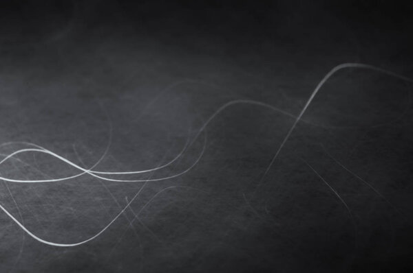 Темный фон с белыми яркими линиями
