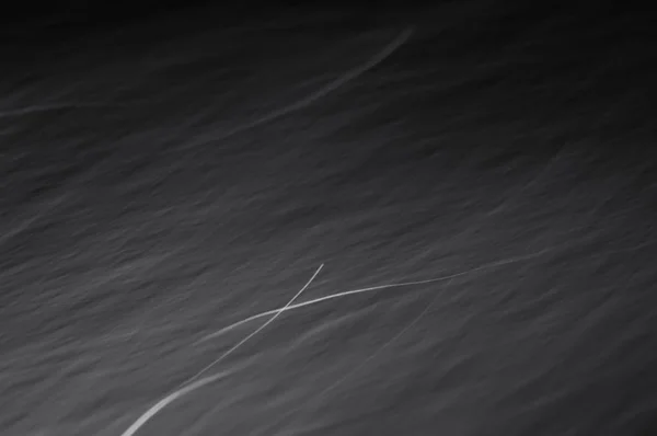어두운 추상 배경에 흰색 밝은 라인 — 스톡 사진