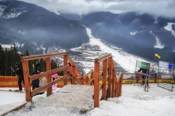 BUKOVEL, UCRAINA - 12 gennaio 2018: panorama della stazione sciistica di Bukovel sulle montagne dei Carpazi — Foto Stock