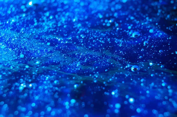 蓝色玻璃上的水滴 — 图库照片