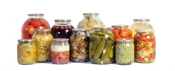 Kolekce různých konzervované zeleniny ve sklenicích izolované na w — Stock fotografie