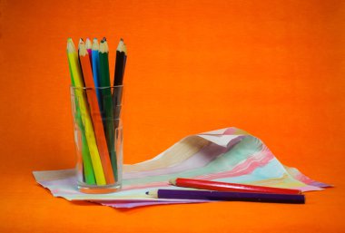 Natürmort renkli kalemler ve çocuk çizimleri