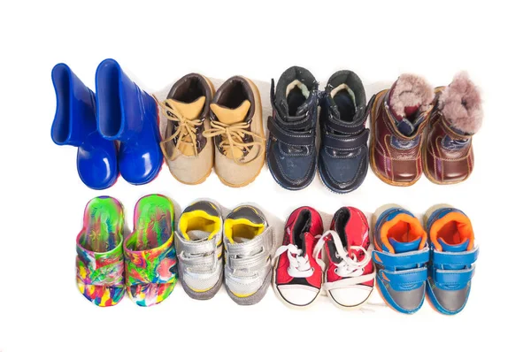 Yılın farklı zamanı ve havası için çocuk ayakkabıları. — Stok fotoğraf