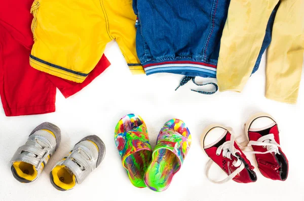 Una serie di vestiti per bambini è isolata su uno sfondo bianco — Foto Stock