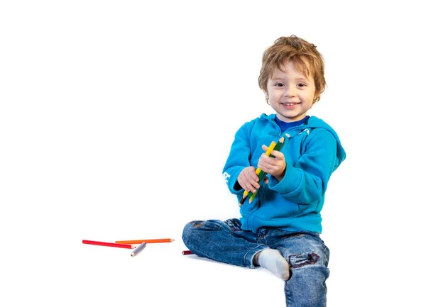 Un bambino di tre anni viene giocato con le matite. Isolato o — Foto Stock