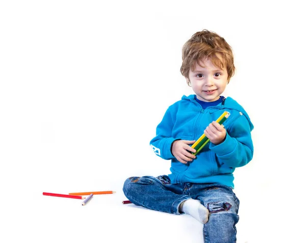 Un niño de tres años se juega con lápices. Aislado o — Foto de Stock