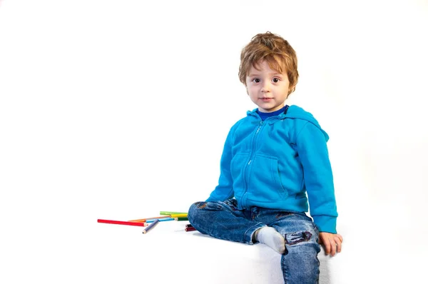 Un niño de tres años se juega con lápices. Aislado o — Foto de Stock