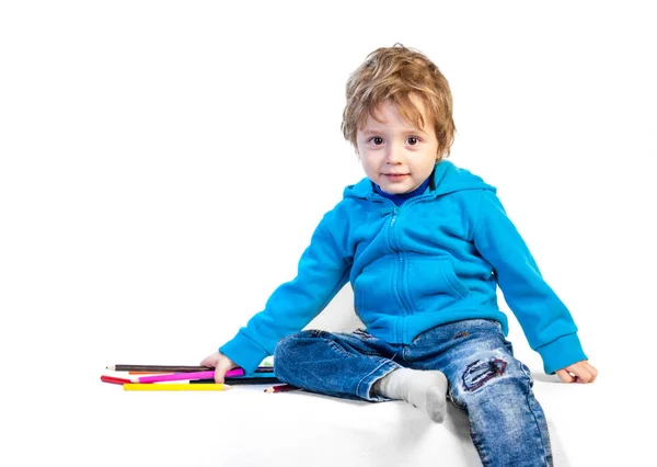 Un niño de tres años se juega con lápices. Aislado o — Foto de Stock