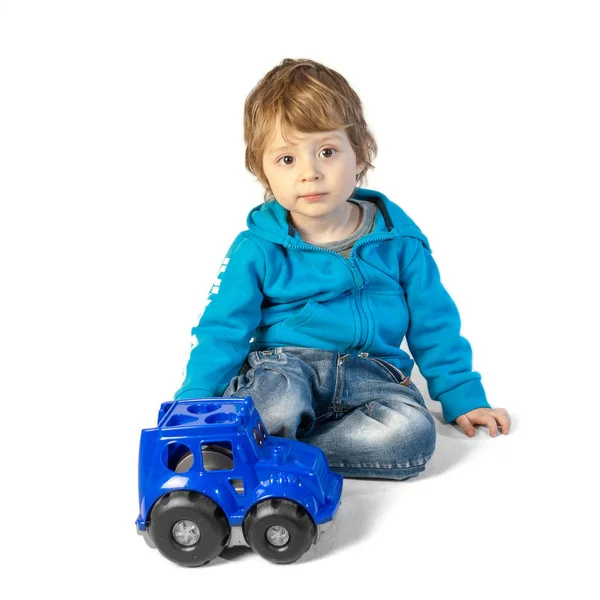 Niño jugando con juguetes aislados en blanco — Foto de Stock