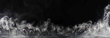 Karanlık bir arka planda soyut duman, izole edilmiş .