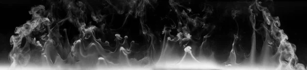 暗い背景に抽象的な煙,隔離された . — ストック写真