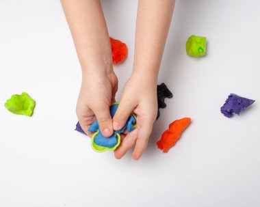 Küçük bir çocuğun elleri plastiksi yapıyor. .