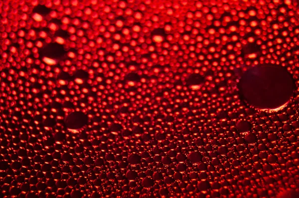 Gouttes d'eau texture sur fond rouge — Photo