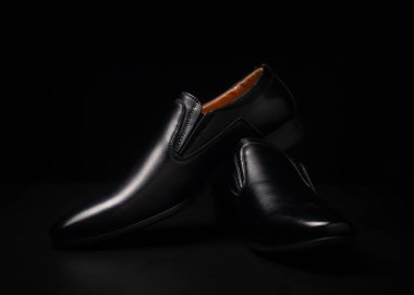 Siyah arka planda siyah ayakkabılar