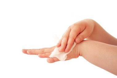 Temizlik için ıslak antibakteriyel mendiller, beyaz arka planda izole edilmiş. .