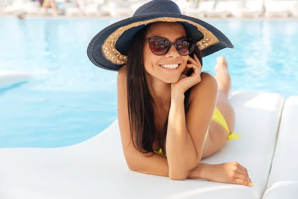 Brünettes Mädchen mit Smartphone am Pool — Stockfoto