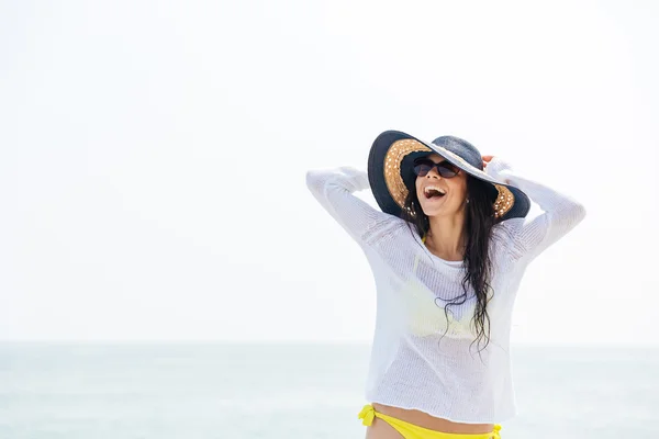 Retrato de una mujer risueña con sombrero de playa y bikini — Foto de Stock