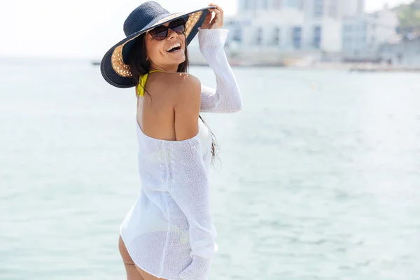 Retrato de una mujer risueña con sombrero de playa y bikini —  Fotos de Stock