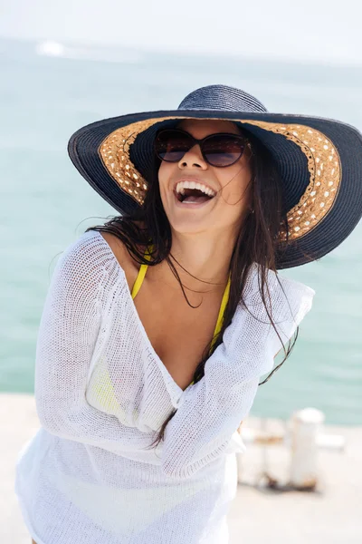 Πορτρέτο του ένα γέλιο γυναίκα που φοράει καπέλο παραλία και μπικίνι — Φωτογραφία Αρχείου