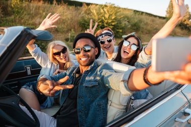 Selfie ile smartphone arabamla mutlu gençler