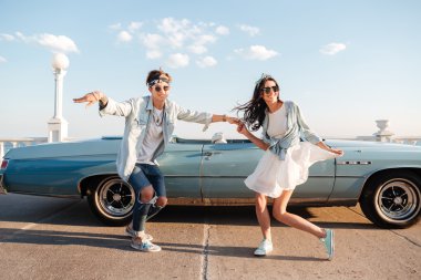 Yaz aylarında açık havada dans çift