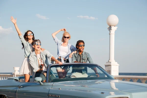 Glada ungdomar körning i cabriolet — Stockfoto