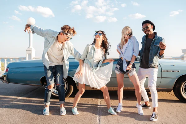 Fröhliche junge Freunde tanzen zusammen im Freien — Stockfoto