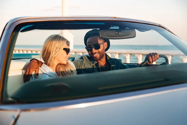 Портрет многонациональной счастливой молодой пары в машине — стоковое фото