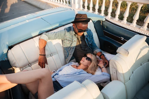 Schönes entspanntes junges Paar sitzt und ruht im Cabriolet — Stockfoto