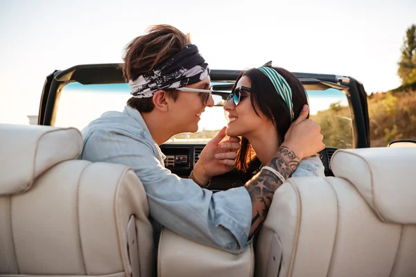 Couple baisers en cabriolet en été — Photo