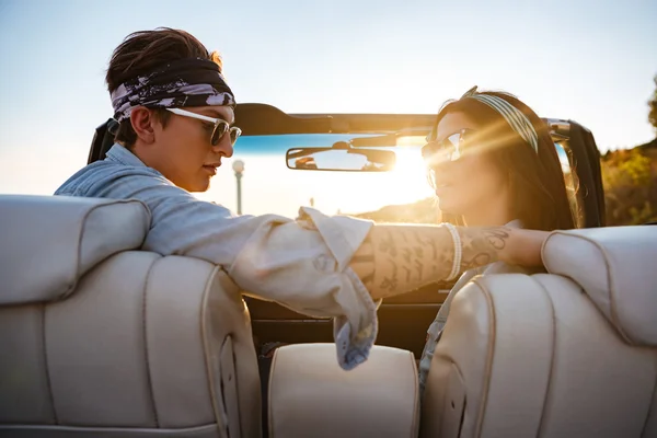 Hermosa pareja joven sentada en cabriolet en verano — Foto de Stock
