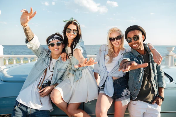 Fröhliche Freunde, die gemeinsam Spaß im Freien haben — Stockfoto