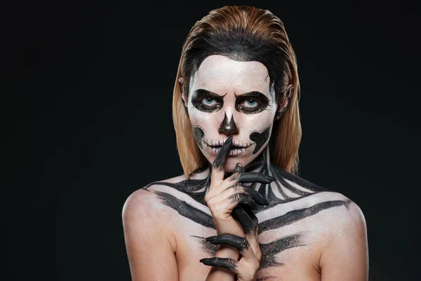 Kvinna med rädd halloween makeup visar tystnad gest — Stockfoto