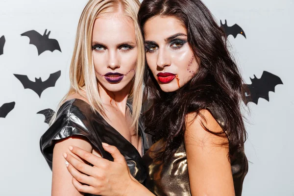 Dos hermosas mujeres jóvenes con maquillaje de Halloween —  Fotos de Stock