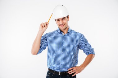 Ayakta ve kalem tutan baret neşeli adam mimar