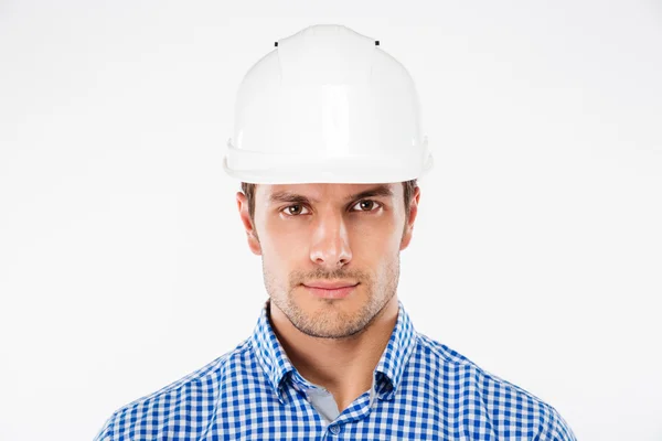 Portrét architekta vážný mladý muž v budově helma — Stock fotografie